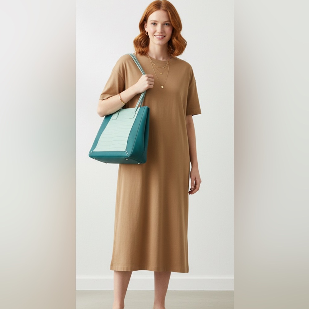 Dual texture Bloomingdale’s tote bag.